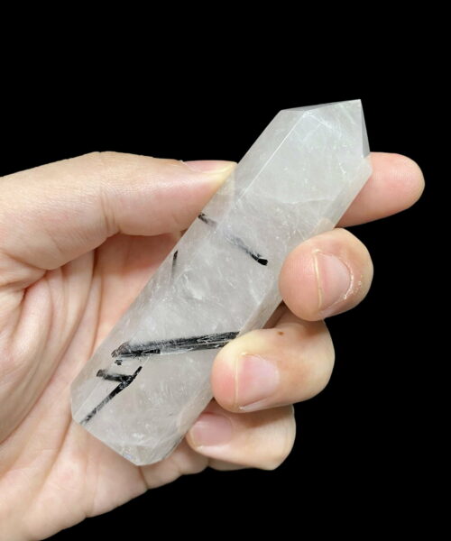 Trên tay trụ thạch anh Tourmalien đen BLQ2 2