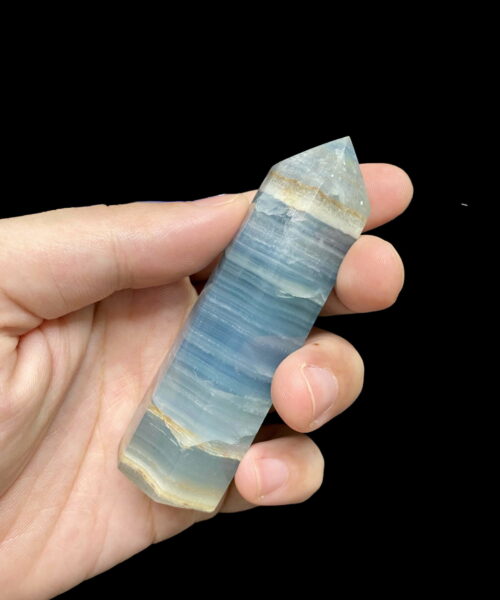 Trên tay trụ Lemurian Aquatine Calcite LBO1 2