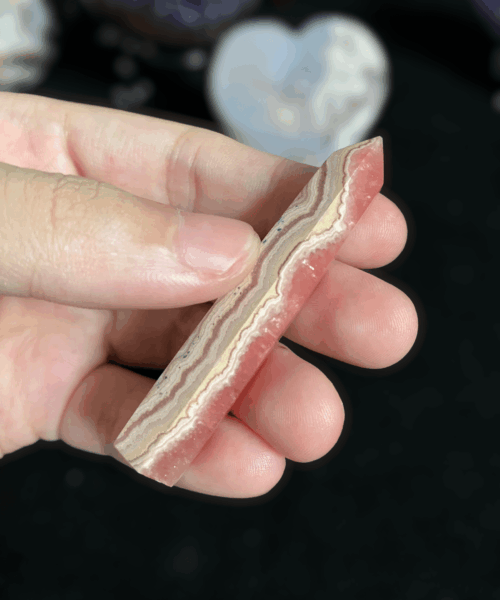 Trên tay trụ Rhodochrosite RHO2