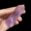 Trên tay trụ thạch anh tím Amethyst AT1