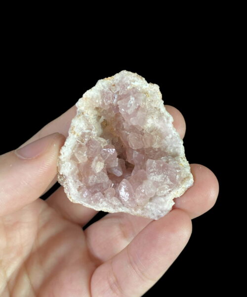 Hốc Pink Amethyst 36.2 g - APA13 trên tay