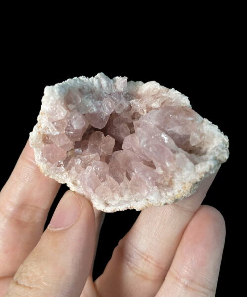 Hốc Pink Amethyst 46.2g - APA16 trên tay