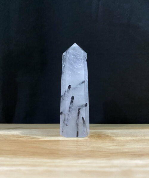 Trụ thạch anh Tourmaline trên bàn 1