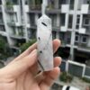 Trụ thạch anh Tourmaline trên tay 1