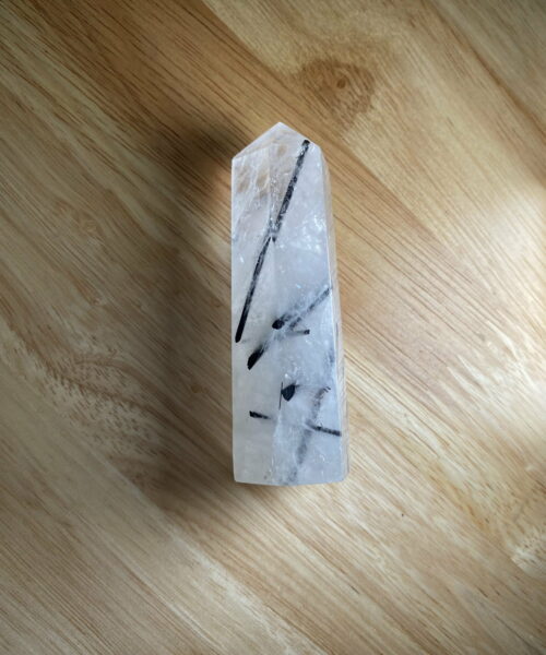 Trụ thạch anh Tourmaline trên bàn 3