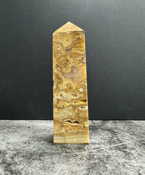 CLA4 - Trụ đá Crazy Lace Agate trên bàn