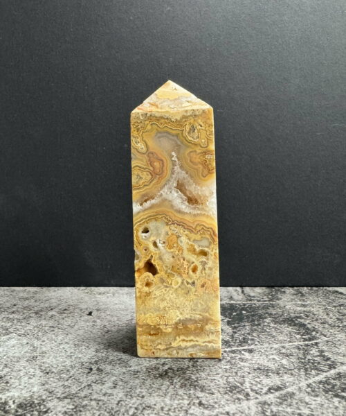 CLA5 - trụ đá Crazy Lace Agate trên bàn