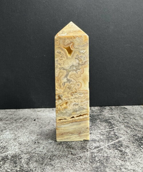 CLA8 - Trụ đá Crazy Lace Agate trên bàn