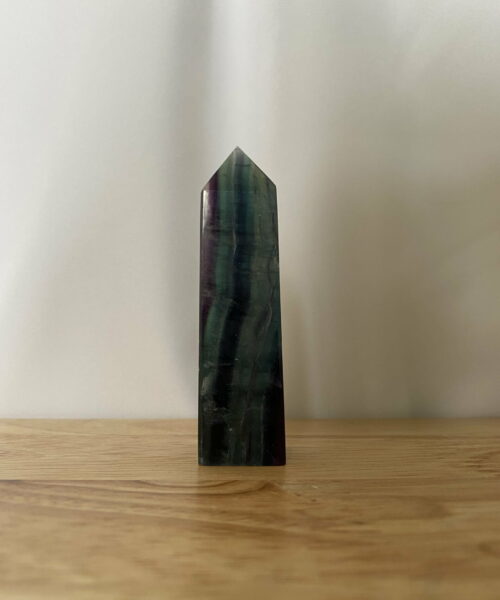 Trụ đá Rainbow Fluorite trên bàn 2