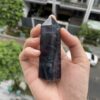 Trụ đá Rainbow Fluorite trên tay 1