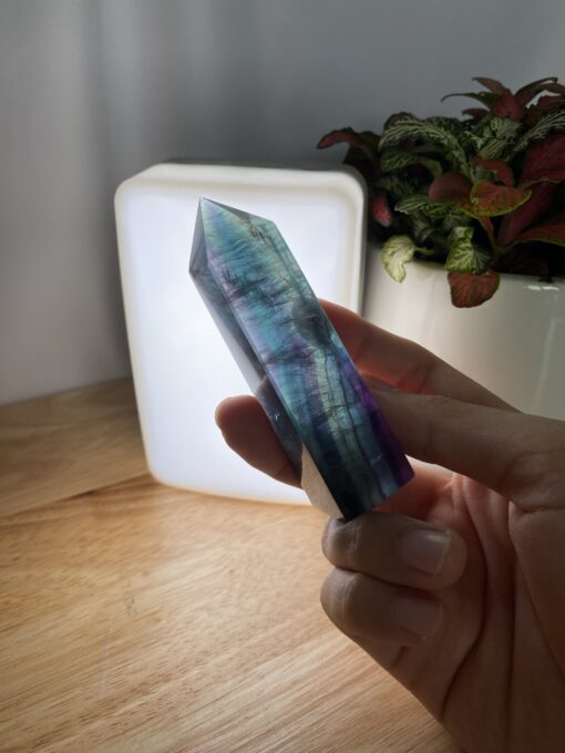 Trụ đá Rainbow Fluorite trên tay 2