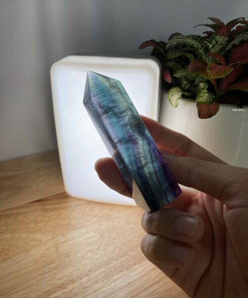Trụ đá Rainbow Fluorite trên tay 2
