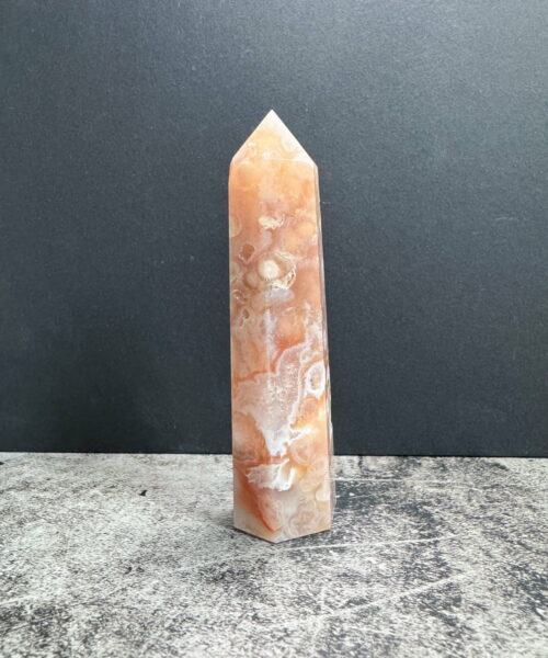 FA2 - Trụ đá Flower Agate trên tay