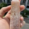 Trụ đá Flower Agate trên tay 2