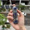 Trụ Lapis Lazuli trên tay