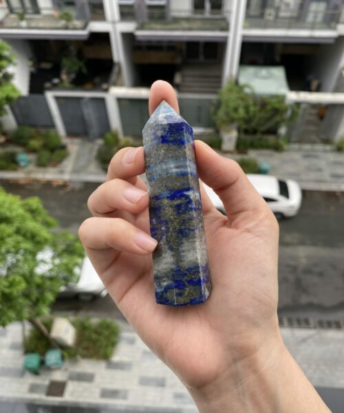 Trụ Lapis Lazuli trên tay