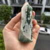 Trụ Moss Agate trên tay