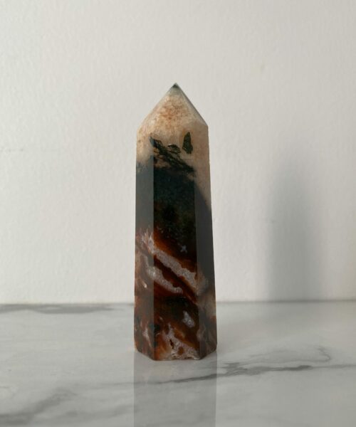 Trụ mã não rêu Moss Agate trên bàn 1