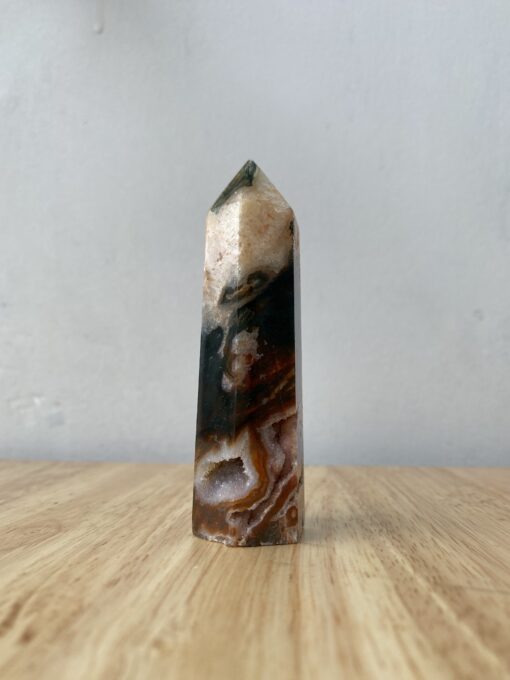 Trụ mã não rêu Moss Agate trên bàn 2