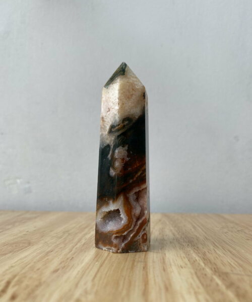 Trụ mã não rêu Moss Agate trên bàn 2