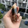Trụ mã não rêu Moss Agate trên tay