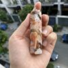 Trụ mã não rêu Moss Agate trên tay