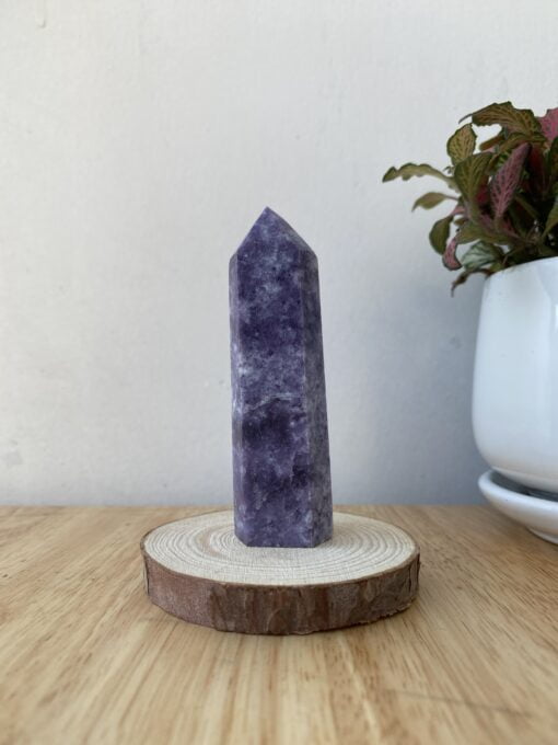 Trụ đá Purple Lepidolite trên bàn 2