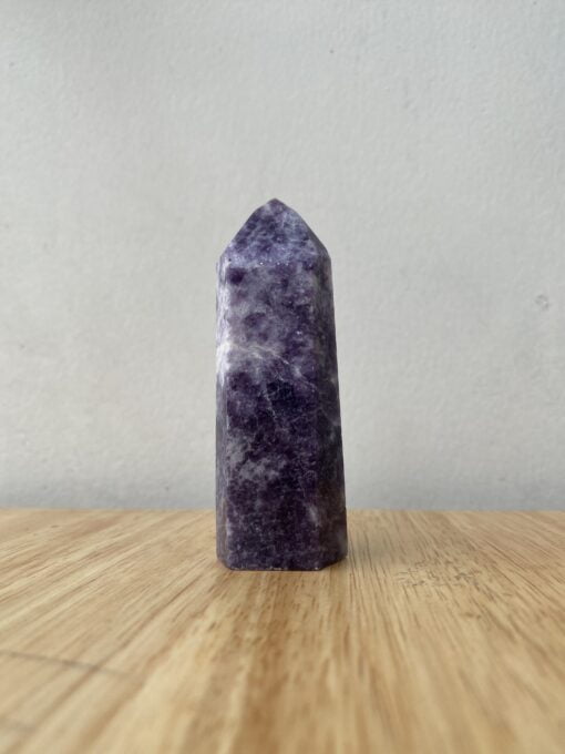 Trụ đá Purple Lepidolite trên bàn 1