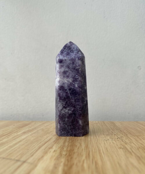 Trụ đá Purple Lepidolite trên bàn 1