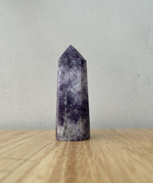 Trụ đá Purple Lepidolite trên bàn 2