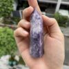 Trụ đá Purple Lepidolite trên tay