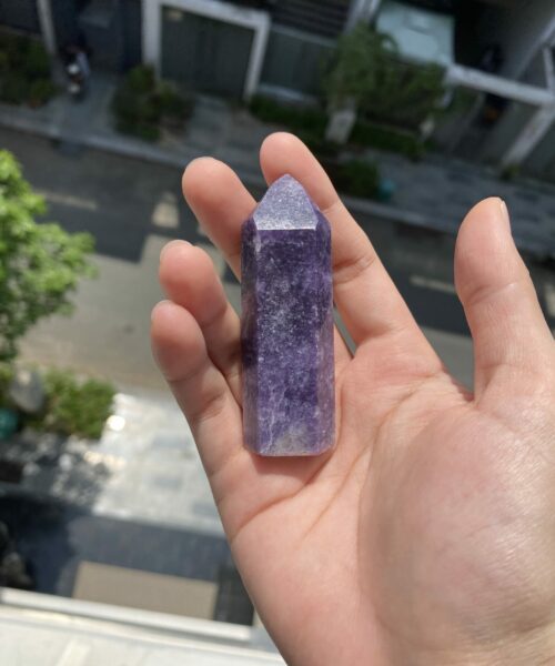 Trụ đá Purple Lepidolite trên tay