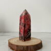 Trụ đá Tường Vi Rhodonite đỏ trên bàn 2
