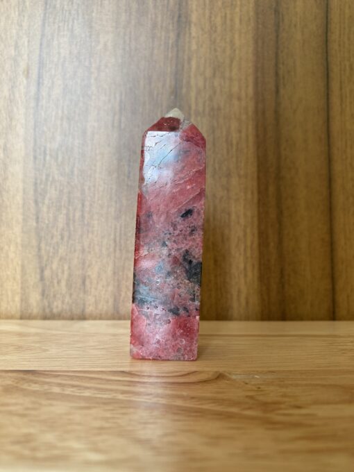 Trụ đá Tường Vi Rhodonite đỏ trên bàn 1