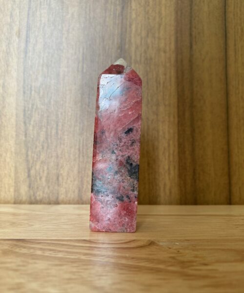 Trụ đá Tường Vi Rhodonite đỏ trên bàn 1