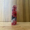 Trụ đá Tường Vi Rhodonite đỏ trên bàn 2