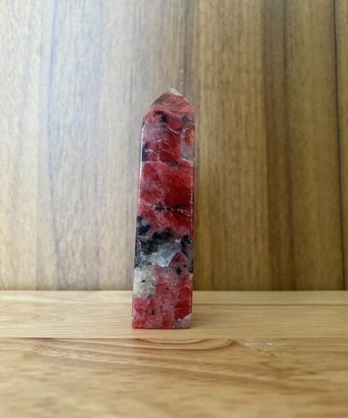 Trụ đá Tường Vi Rhodonite đỏ trên bàn 2