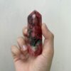 Trụ đá Tường Vi Rhodonite đỏ trên tay