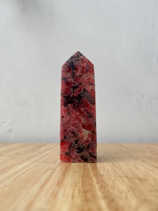 RDN4 Red Rhodonite trên bàn