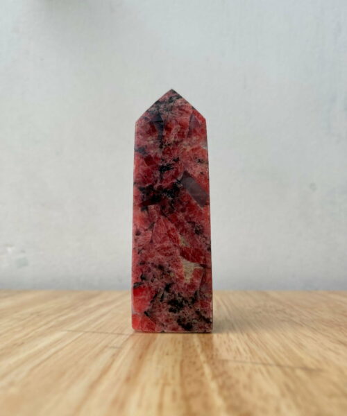RDN4 Red Rhodonite trên bàn