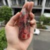 Trụ đá Tường Vi Rhodonite đỏ trên tay