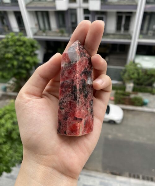 Trụ đá Tường Vi Rhodonite đỏ trên tay