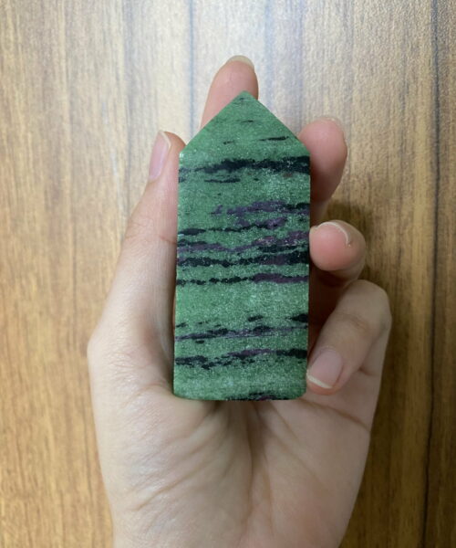 Trụ Ruby Zoisite trên tay