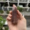 Trụ Strawberry Quartz trên tay