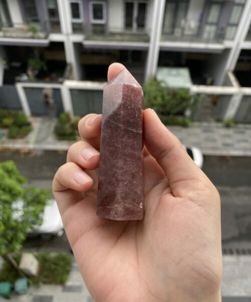 Trụ Strawberry Quartz trên tay