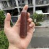 Trụ Strawberry Quartz trên tay
