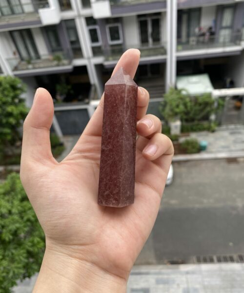Trụ Strawberry Quartz trên tay