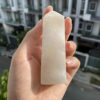 Trụ White Agate trên tay 1