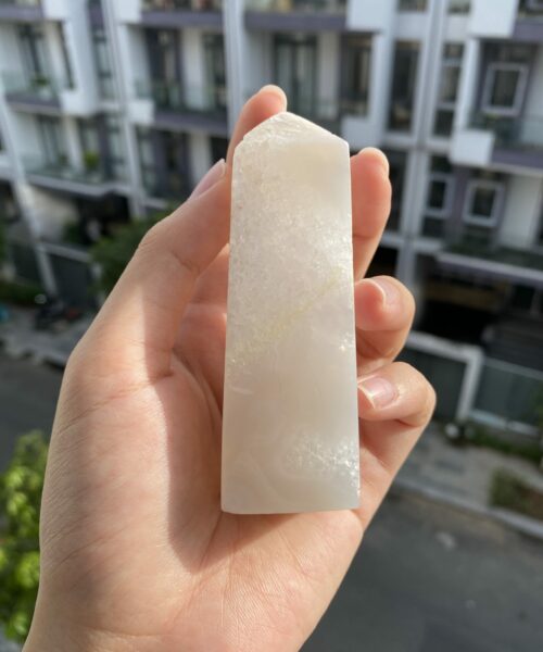 Trụ White Agate trên tay 1