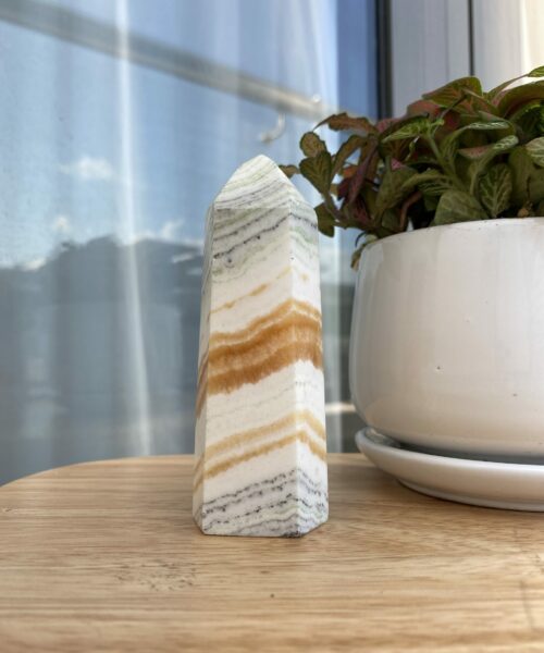 Trụ đá Yellow Calcite /w Chalcedony trên bàn 1